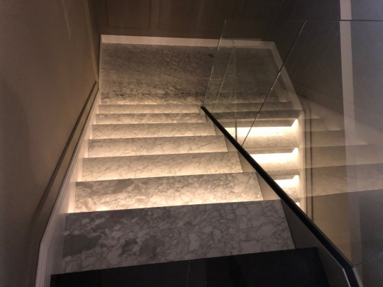 SCHODY MARMUROWE BIANCO CARRARA 3 CM POLEROWANE